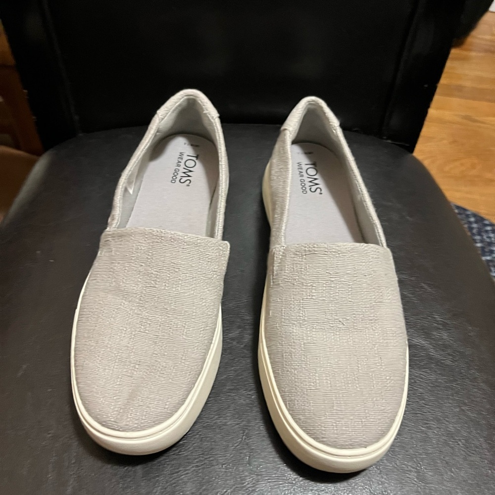 Women’s Size 7.5 Tom’s Gray Loafer White Soles Textured Canvas Preowned